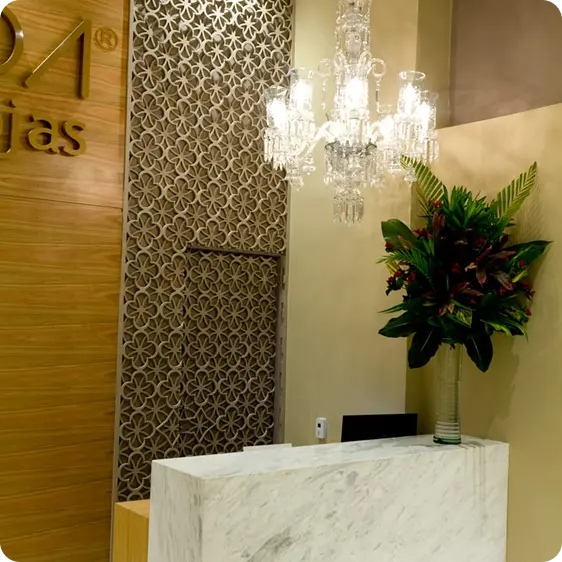 Diseño interior de la joyería Senda Nelly Rojas en Bocagrande, Cartagena, espacio que combina lujo clásico y líneas contemporáneas