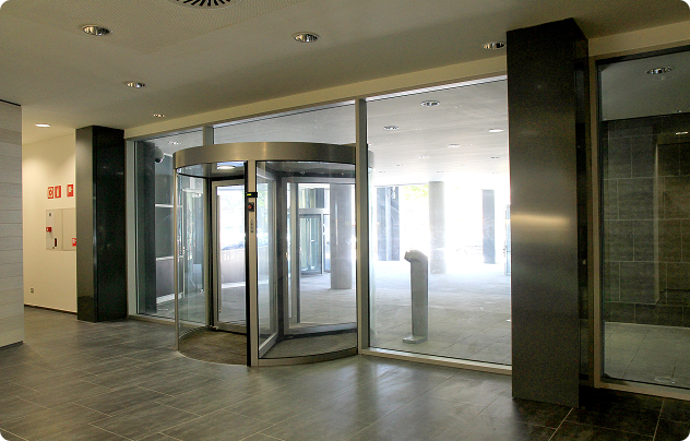 Espacios corporativos del complejo Illacuna en Barcelona diseñados para oficinas modernas y funcionales