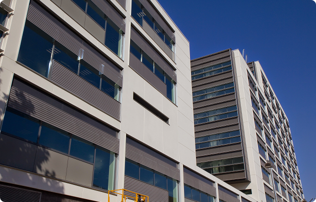 Edificio de oficinas Illacuna en Barcelona con juego de volúmenes y distintos niveles que generan dinamismo visual