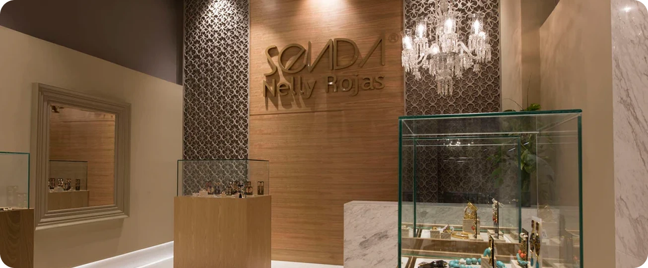 Área de atención en mármol de la joyería Senda Nelly Rojas en Cartagena, diseñada para resaltar la experiencia del cliente