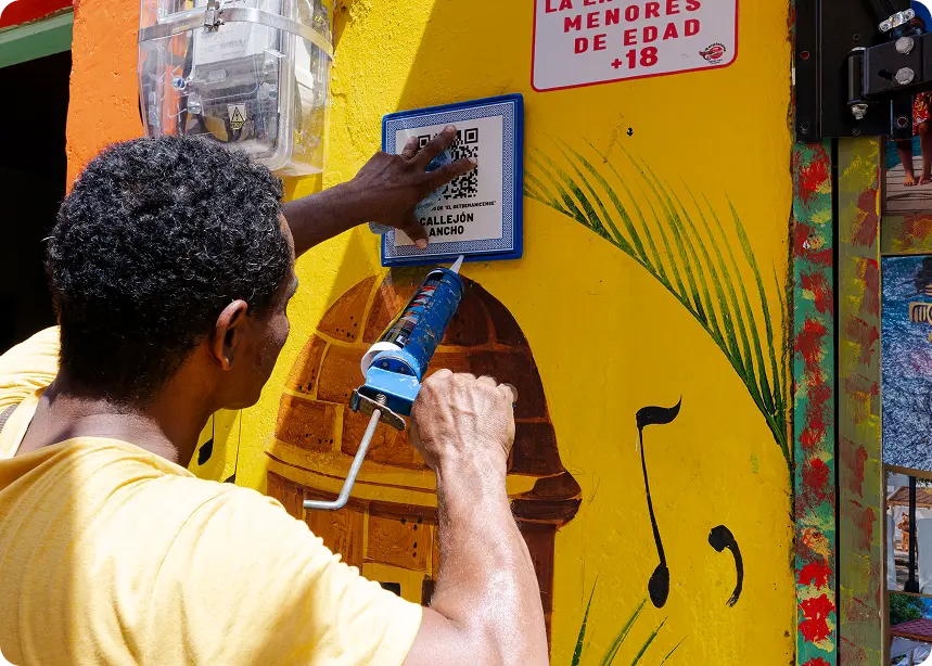 Placas de memoria instaladas en las calles de Getsemaní en Cartagena que conectan historia, comunidad y espacio público